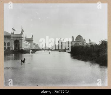 Ill. Chicago -- Columbian Expo., 1892. Das Foto zeigt das Verwaltungsgebäude (rechts) und das Grand Basin auf der Weltausstellung in Chicago, Illinois. Stockfoto