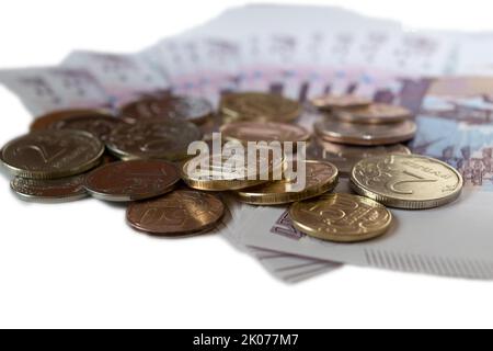 Rubel-Münzen vor dem Hintergrund von 500 Rubel Banknoten Fan aus nächster Nähe Stockfoto