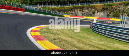 Blick aus der Perspektive des Renners auf die Abfahrt von Turn 8 nach Turn 9, FIA Formel 1 Circuit, Circuit de Spa Francorchamps, Ardennes Rollercoaster, Ardennen Stockfoto