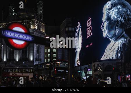 Tribut an Königin Elizabeth II. Auf der riesigen Plakatwand im Piccadilly Circus nach ihrem Tod am 8. September 2022. Stockfoto