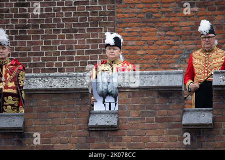 Der Garter Principal King of Arms, David Vines White, liest die Principal Proklamation vom Balkon aus, auf dem der Friary Court nach dem Beitrittsrat im St. James Palace überblickt wird, da König Charles III. Nach dem Tod von Königin Elizabeth II. In London, Großbritannien, am 10. September 2022 offiziell zum neuen Monarchen Großbritanniens erklärt wird. Foto von Raphael Lafargue/ABACAPRESS.COM Stockfoto