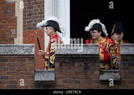 Der Garter Principal King of Arms, David Vines White, liest die Principal Proklamation vom Balkon aus, auf dem der Friary Court nach dem Beitrittsrat im St. James Palace überblickt wird, da König Charles III. Nach dem Tod von Königin Elizabeth II. In London, Großbritannien, am 10. September 2022 offiziell zum neuen Monarchen Großbritanniens erklärt wird. Foto von Raphael Lafargue/ABACAPRESS.COM Stockfoto