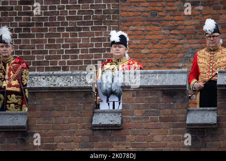 Der Garter Principal King of Arms, David Vines White, liest die Principal Proklamation vom Balkon aus, auf dem der Friary Court nach dem Beitrittsrat im St. James Palace überblickt wird, da König Charles III. Nach dem Tod von Königin Elizabeth II. In London, Großbritannien, am 10. September 2022 offiziell zum neuen Monarchen Großbritanniens erklärt wird. Foto von Raphael Lafargue/ABACAPRESS.COM Stockfoto