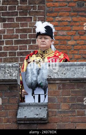 Der Garter Principal King of Arms, David Vines White, liest die Principal Proklamation vom Balkon aus, auf dem der Friary Court nach dem Beitrittsrat im St. James Palace überblickt wird, da König Charles III. Nach dem Tod von Königin Elizabeth II. In London, Großbritannien, am 10. September 2022 offiziell zum neuen Monarchen Großbritanniens erklärt wird. Foto von Raphael Lafargue/ABACAPRESS.COM Stockfoto