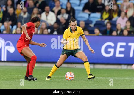 SYDNEY, AUSTRALIEN - 6. SEPTEMBER: Caitlin Foord aus Australien kämpft mit Jade Rose aus Kanada während der International Friendly Match Wette um den Ball Stockfoto