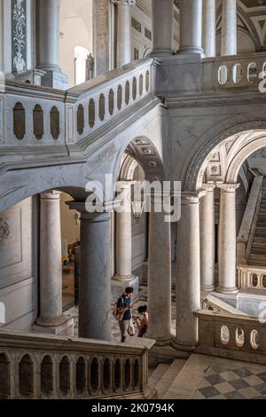 Innenraum des ehemaligen Klosters San Nicolò l’Arena, Catania, Sizilien. Es wird jetzt vom Department of Humanities der Universität besetzt Stockfoto