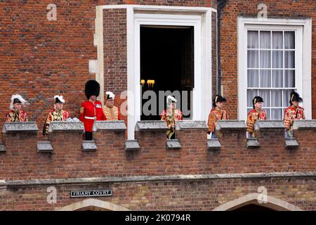 David Vines White, Garter King of Arms (2. Links) liest die Hauptproklamation vom Balkon aus, der den Friary Court überblickt, nach der Zeremonie des Beitritts-Rates im St. James's Palace, London, wo König Charles III. Offiziell zum Monarchen erklärt wird. Charles wurde automatisch König nach dem Tod seiner Mutter, aber der Beitritts-Rat, der von Geheilichen Räten besucht wurde, bestätigt seine Rolle. Bilddatum: Samstag, 10. September 2022. Stockfoto