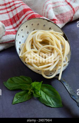 Pici, italienische Pasta, Pasta Nest auf Sieb, Pasta, Nudeln Stockfoto