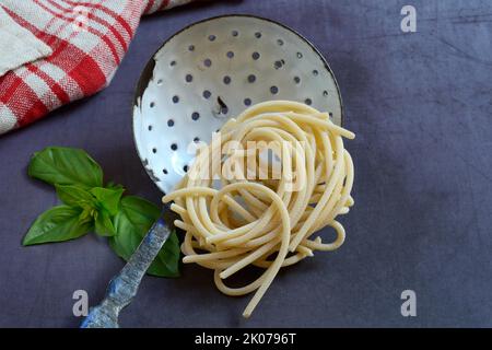 Pici, italienische Pasta, Pasta Nest auf Sieb, Pasta, Nudeln Stockfoto