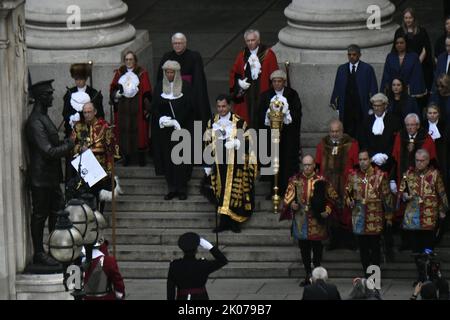 Garter Principal King of Arms David White (links) während der Lesung der Proklamation des Beitritts von König Karl III. An der Royal Exchange in der City of London. Bilddatum: Samstag, 10. September 2022. Stockfoto