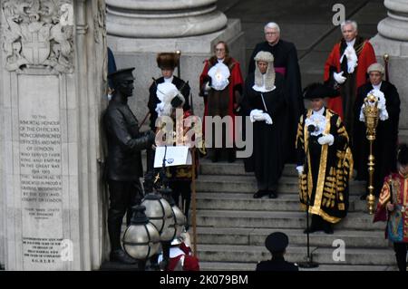 Garter Principal King of Arms David White (links) während der Lesung der Proklamation des Beitritts von König Karl III. An der Royal Exchange in der City of London. Bilddatum: Samstag, 10. September 2022. Stockfoto