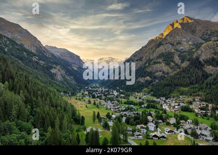 Gressoney-Saint-Jean, Aostatal / Italien: Blick vom Schloss Savoyen (Castello Savoia), Region Aostatal Nordwestitalien bei Sonnenuntergang