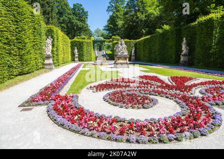 Garten vor Schloss Linderhof, Ettal, Oberbayern, Bayern, Deutschland Stockfoto