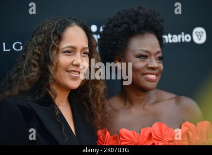 Toronto, Kanada. 09. September 2022. Die Regisseurin Gina Prince-Bythewood (L) und die Schauspielerin Viola Davis nehmen am 9. September 2022 an der Weltpremiere von „The Woman King“ in der Roy Thomson Hall während des Toronto International Film Festivals in Toronto, Kanada, Teil. Foto von Chris Chew/UPI Credit: UPI/Alamy Live News Stockfoto