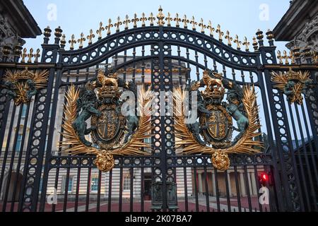 London, Großbritannien. 10. September 2022. Buckingham Palace bereitet sich auf einen weiteren Tag der Trauer vor. Tag 2 nach dem Passieren der Queens am Buckingham Palace, London, Großbritannien, 10.. September 2022 (Foto von Mike Jones/News Images) in London, Großbritannien am 9/10/2022. (Foto von Mike Jones/News Images/Sipa USA) Quelle: SIPA USA/Alamy Live News Stockfoto