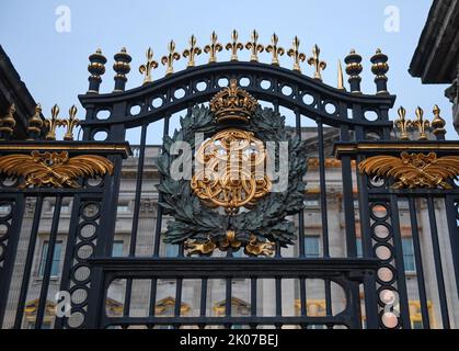 London, Großbritannien. 10. September 2022. Buckingham Palace bereitet sich auf einen weiteren Tag der Trauer vor. Tag 2 nach dem Passieren der Queens am Buckingham Palace, London, Großbritannien, 10.. September 2022 (Foto von Mike Jones/News Images) in London, Großbritannien am 9/10/2022. (Foto von Mike Jones/News Images/Sipa USA) Quelle: SIPA USA/Alamy Live News Stockfoto