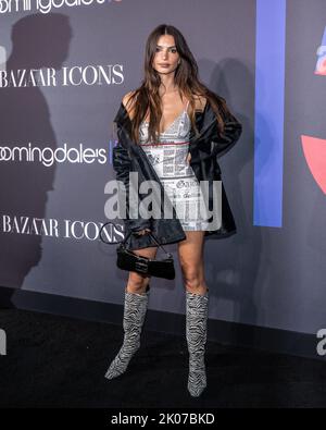 New York, United Erklärte. 09. September 2022. Emily Ratajkowski kommt am Freitag, den 9.. September 2022, beim Bloomingdale's und Harper's BAZAAR fête bei Bloomingdale's in New York, NY, an. Foto von Gabriele Holtermann/UPI Kredit: UPI/Alamy Live News Stockfoto