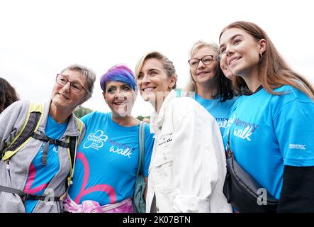 Line of Duty-Star Vicky McClure trifft sich mit Hunderten von Menschen beim Memory Walk der Alzheimer's Society im Wollaton Park in Nottingham. Es ist Vickys 12.-jährige Teilnahme zum Gedenken an ihre Großmutter Iris, die vor ihrem Tod im Jahr 2015 mit Demenz lebte. Bilddatum: Samstag, 10. September 2022. Stockfoto