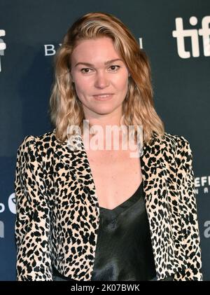 Toronto, Kanada. 09. September 2022. Die Schauspielerin Julia Stiles nimmt an der Premiere von 'Butcher's Crossing' in der Roy Thomson Hall während des Toronto International Film Festival in Toronto, Kanada, am 9. September 2022 Teil. Foto von Chris Chew/UPI Credit: UPI/Alamy Live News Stockfoto