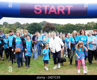 Line of Duty-Star Vicky McClure trifft sich mit Hunderten von Menschen beim Memory Walk der Alzheimer's Society im Wollaton Park in Nottingham. Es ist Vickys 12.-jährige Teilnahme zum Gedenken an ihre Großmutter Iris, die vor ihrem Tod im Jahr 2015 mit Demenz lebte. Bilddatum: Samstag, 10. September 2022. Stockfoto