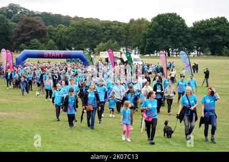 Line of Duty-Star Vicky McClure trifft sich mit Hunderten von Menschen beim Memory Walk der Alzheimer's Society im Wollaton Park in Nottingham. Es ist Vickys 12.-jährige Teilnahme zum Gedenken an ihre Großmutter Iris, die vor ihrem Tod im Jahr 2015 mit Demenz lebte. Bilddatum: Samstag, 10. September 2022. Stockfoto