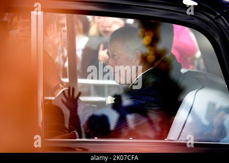 König Charles III. Kommt nach dem Tod von Königin Elizabeth II. Am Donnerstag am Buckingham Palace in London an. Bilddatum: Samstag, 10. September 2022. Stockfoto