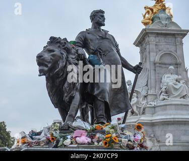 London, Großbritannien. 10. September 2022. Buckingham Palace bereitet sich auf einen weiteren Trauertag vor.Tag 2 nach der Queens am Buckingham Palace, London, Vereinigtes Königreich, 10.. September 2022 (Foto von Mike Jones/News Images) in London, Vereinigtes Königreich am 9/10/2022. (Foto von Mike Jones/News Images/Sipa USA) Quelle: SIPA USA/Alamy Live News Stockfoto