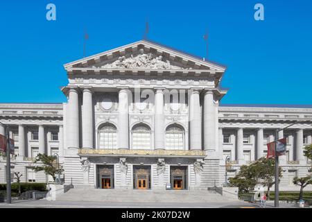 San Francisco, USA - 20. Mai 2022: Blick auf das historische Rathaus in der Innenstadt von San Francisco, Kalifornien CA, USA. Stockfoto