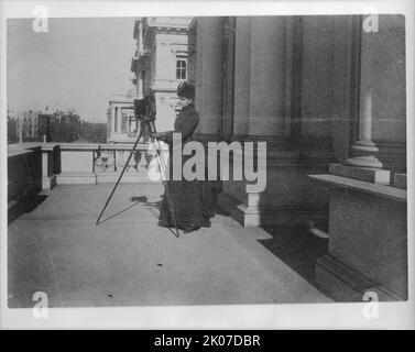 Frances Benjamin Johnston mit Kamera auf dem Balkon des State, war and Navy Building (jetzt das Dwight D. Eisenhower Executive Office Building), Washington, D.C., 1888. Stockfoto