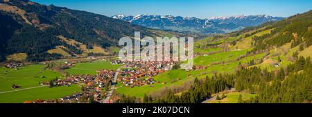 Panorama ins Ostrachtal mit Bad Oberdorf und Bad Hindelang, Oberes Allgäu, Allgäu, Schwaben, Bayern, Deutschland Stockfoto