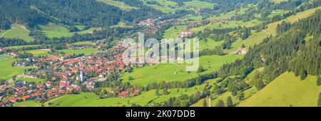 Panorama vom Hirschberg, 1456m, ins Ostrachtal mit Bad Hindelang, Oberallgäu, Allgäu, Schwaben, Bayern, Deutschland Stockfoto