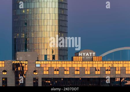 LVR Tower, KoelnTriangle, Sitz der Europäischen Agentur für Flugsicherheit, EASA und Hyatt Regency Hotel in Deutz, Köln, Nord Stockfoto