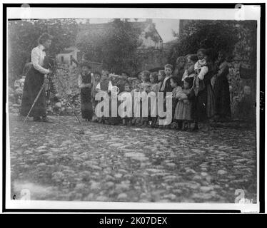 Frances Benjamin Johnston fotografiert eine Gruppe von Menschen, hauptsächlich Kinder, in Europa, 1900. Stockfoto