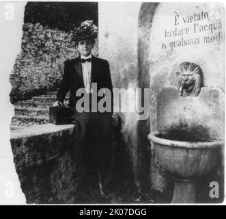 Frances Benjamin Johnston, 1905. Voll lgth., sitzend, nach vorne gerichtet; bei Brunnen in Italien. Stockfoto
