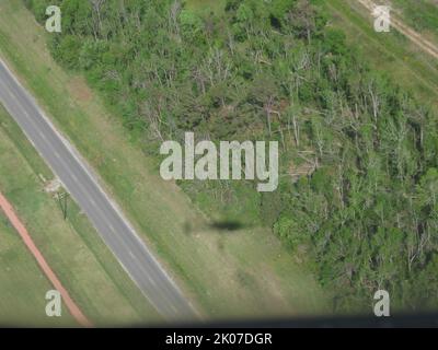 Sekretär Alphonso Jackson und Mitarbeiter, die nach dem „Rita“-Flug über die Gebiete von Ost-Texas flogen und diese bereisten. Stockfoto