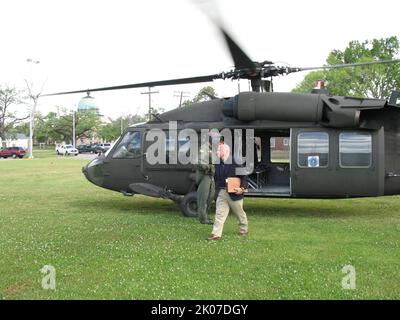 Sekretär Alphonso Jackson und Mitarbeiter, die nach dem „Rita“-Flug über die Gebiete von Ost-Texas flogen und diese bereisten. Stockfoto