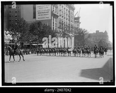 Parade auf der Pennsylvania Ave, zwischen 1910 und 1921. Stockfoto