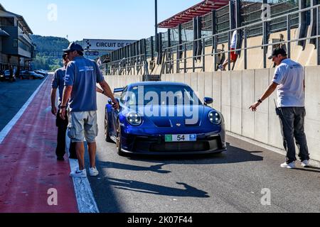 Der blaue Porsche 911 992 GT3 erwartet am Trackday die Freigabe vom Rennmarschall zum Verlassen der Boxengasse auf die Rennstrecke, die FIA Formel 1-Rennstrecke, den Circuit de Spa Stockfoto