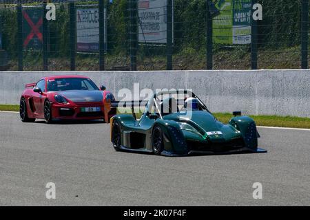 Der offene Rennwagen Radical SR10 vorne hinter dem Porsche Cayman GT4 fährt während des Trackday mit Höchstgeschwindigkeit auf der Start-Ziel-Zielgeraden Stockfoto