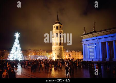 VILNIUS, LITAUEN - 2021. DEZEMBER: Der Platz der Kathedrale in der Altstadt von Vilnius wird zu Weihnachten geschmückt. Weihnachten und Neujahr in litauischer Mütze feiern Stockfoto