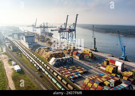 KLAIPEDA, LITAUEN - NOVEMBER 2021: Klaipedos Smellede, ein Container-Terminal im eisfreien Hafen von Klaipeda, das sich vollständig im Besitz von Term befindet Stockfoto