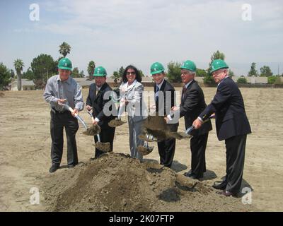 Besuch von Minister Steve Preston in Los Angeles, Kalifornien, wegen einer Tournee mit der Kongressabgeordneten Maxine Waters, Veranstaltungen mit Stadtbeamten und eines Treffens mit dem ehemaligen Dodger-Manager von Los Angeles, Tommy Lasorda, im Dodger Stadium. Stockfoto