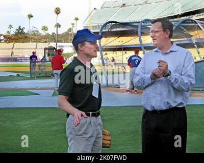 Besuch von Minister Steve Preston in Los Angeles, Kalifornien, wegen einer Tournee mit der Kongressabgeordneten Maxine Waters, Veranstaltungen mit Stadtbeamten und eines Treffens mit dem ehemaligen Dodger-Manager von Los Angeles, Tommy Lasorda, im Dodger Stadium. Stockfoto