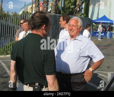 Besuch von Minister Steve Preston in Los Angeles, Kalifornien, wegen einer Tournee mit der Kongressabgeordneten Maxine Waters, Veranstaltungen mit Stadtbeamten und eines Treffens mit dem ehemaligen Dodger-Manager von Los Angeles, Tommy Lasorda, im Dodger Stadium. Stockfoto