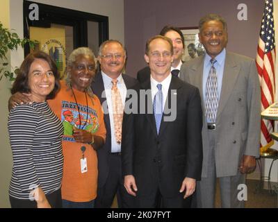 Besuch von Minister Steve Preston in Los Angeles, Kalifornien, wegen einer Tournee mit der Kongressabgeordneten Maxine Waters, Veranstaltungen mit Stadtbeamten und eines Treffens mit dem ehemaligen Dodger-Manager von Los Angeles, Tommy Lasorda, im Dodger Stadium. Stockfoto