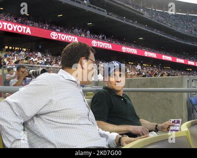 Besuch von Minister Steve Preston in Los Angeles, Kalifornien, wegen einer Tournee mit der Kongressabgeordneten Maxine Waters, Veranstaltungen mit Stadtbeamten und eines Treffens mit dem ehemaligen Dodger-Manager von Los Angeles, Tommy Lasorda, im Dodger Stadium. Stockfoto