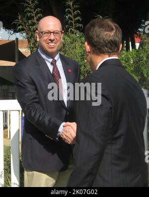 Besuch von Minister Steve Preston in Los Angeles, Kalifornien, wegen einer Tournee mit der Kongressabgeordneten Maxine Waters, Veranstaltungen mit Stadtbeamten und eines Treffens mit dem ehemaligen Dodger-Manager von Los Angeles, Tommy Lasorda, im Dodger Stadium. Stockfoto