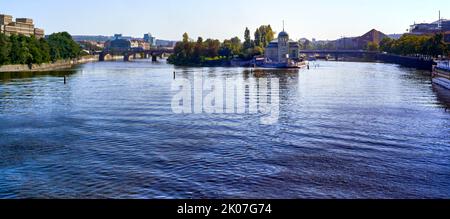 Blick über die breite Moldau in Prag Stockfoto