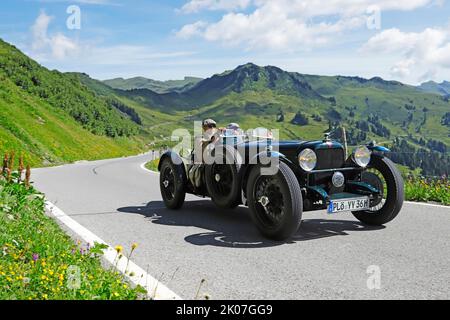 Oldtimer-Rallye Silvretta Classic 2022, Alvis Silver Eagle, Baujahr 1936, Furkajoch, Montafon, Vorarlberg, Österreich Stockfoto