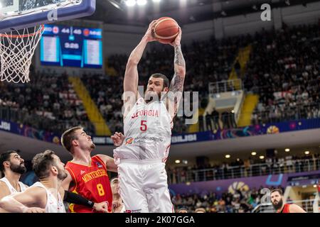 Tiflis, Georgien. 07. September 2022. Alexander Mamukelashvili (R) aus Georgien und Dino Radoncic (L) aus Montenegro in Aktion während des 7. Tages Gruppe A des FIBA EuroBasket 2022 zwischen Georgien und Montenegro in der Tbilisi Arena. Endergebnis; Montenegro 81:73 Georgien. Kredit: SOPA Images Limited/Alamy Live Nachrichten Stockfoto